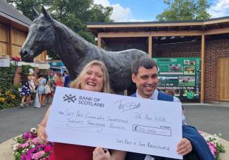 Andrew and Kathryn holding £20,000 Cheque